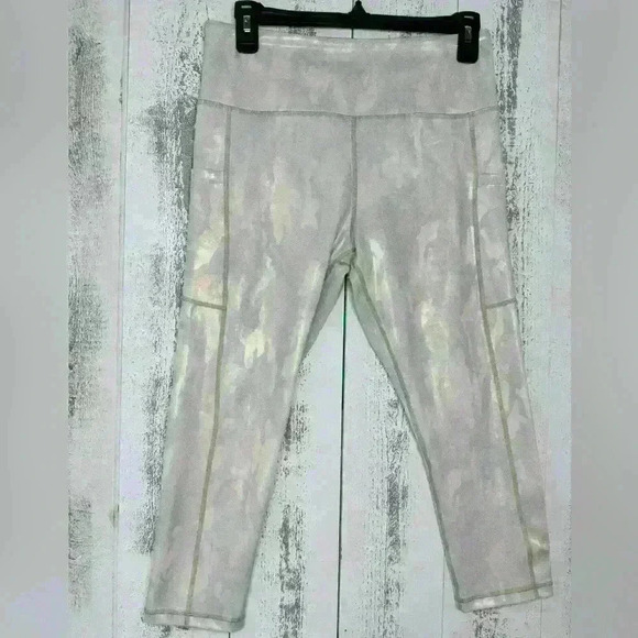 NWOT- ZYIA Silver Camo Metallic Pocket Light n Tight Hi-Rise Capri 20" Leggings - Picture 4 of 11